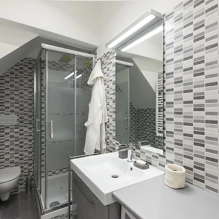 Urbana Lodge, Monti Apartment